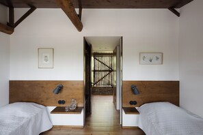 8 bedrooms, desk, iron/ironing board, free WiFi