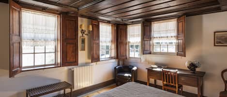 8 bedrooms, desk, iron/ironing board, free WiFi