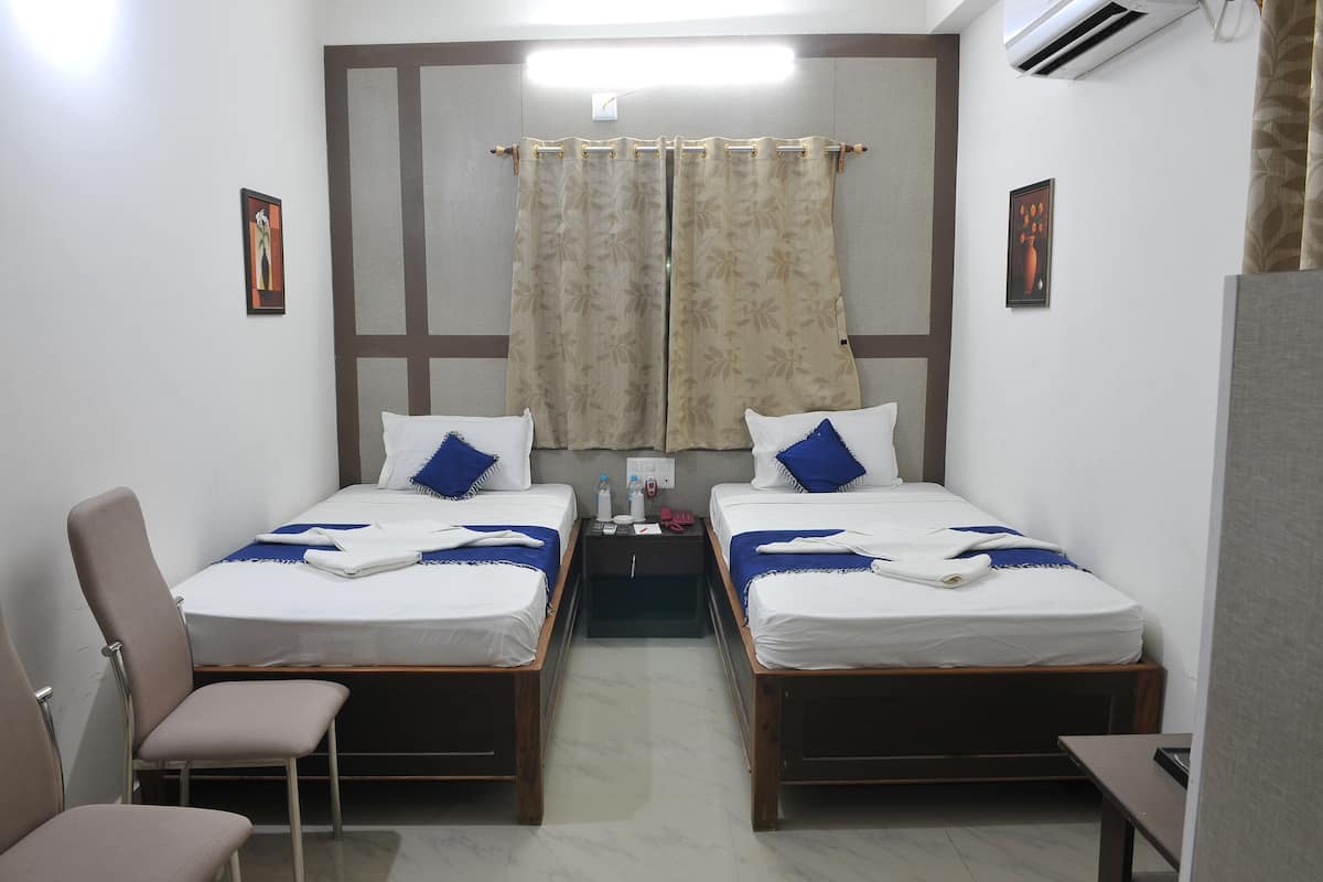 Premium bedding, in-room safe, desk, laptop workspace