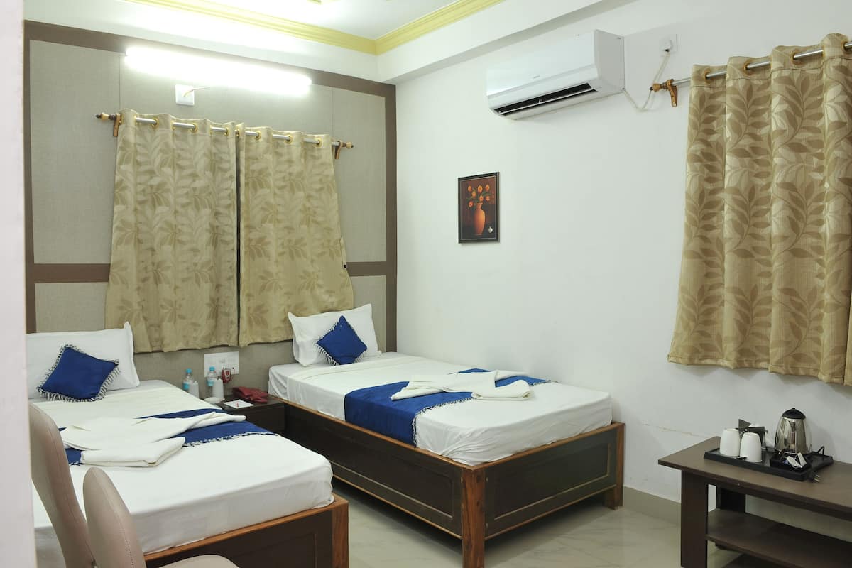Premium bedding, in-room safe, desk, laptop workspace