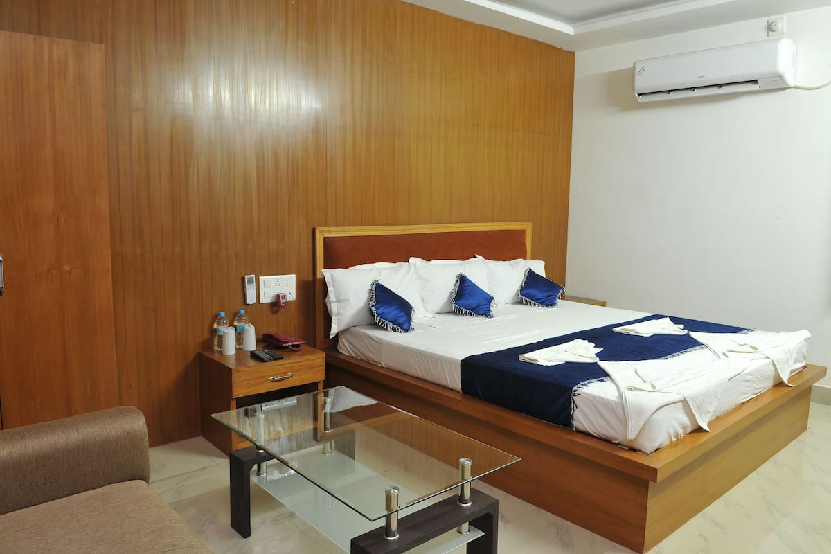 Premium bedding, in-room safe, desk, laptop workspace