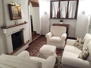 Een televisie, een open haard, een dvd-speler en een stereo