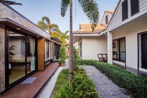 Una casa moderna con patio, jardín y un sendero.