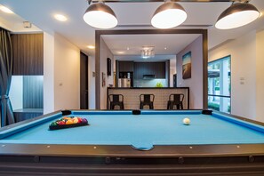 Villa | Cuisine privée | Réfrigérateur grande capacité avec congélateur, four à micro-ondes