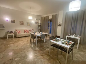 Dining - Room with terrace in Palermo center.Bus stop for airport&Mondello beach.A/C Wifi (Palermo)
