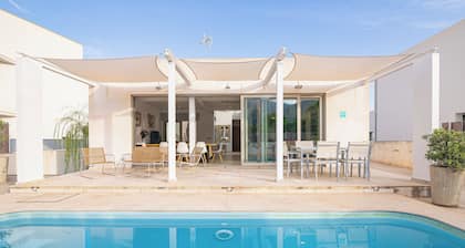 Design-Haus mit privatem Pool, am Strand