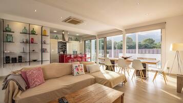 Smart-tv, bøger, stereoanlæg