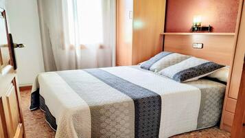 1 habitación y tabla de planchar con plancha