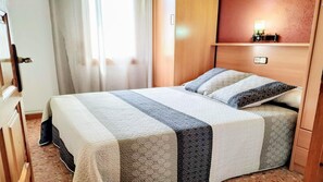 1 soverom og strykejern/-brett