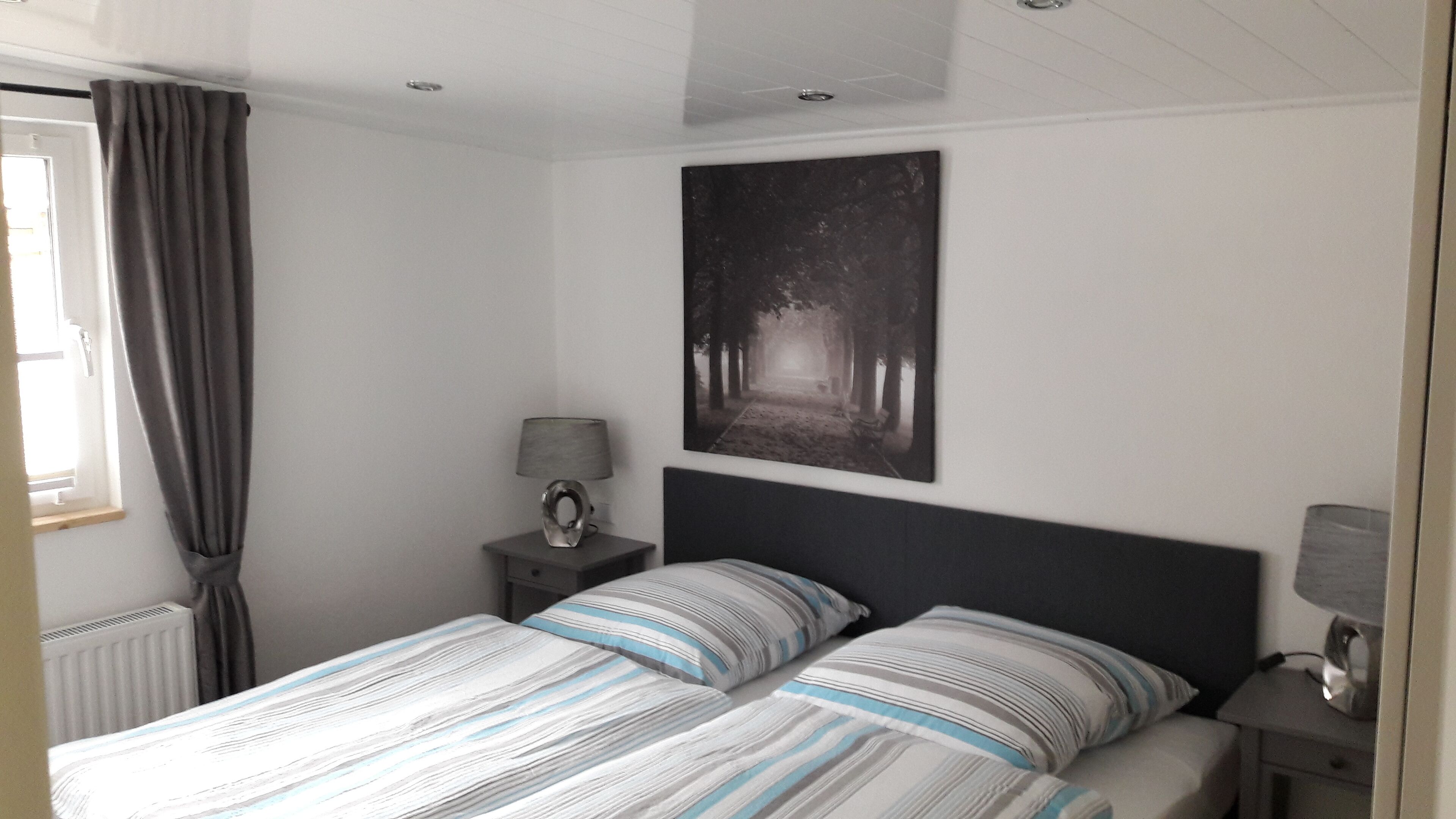 2 bedrooms, internet, bed sheets