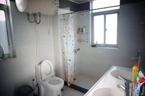 Habitación individual estándar | Baño | Ducha y zapatillas
