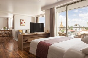 Junior Suite | In-room safe, desk, blackout drapes, soundproofing - Hotel Emion Phnom Penh (Phnom Penh)