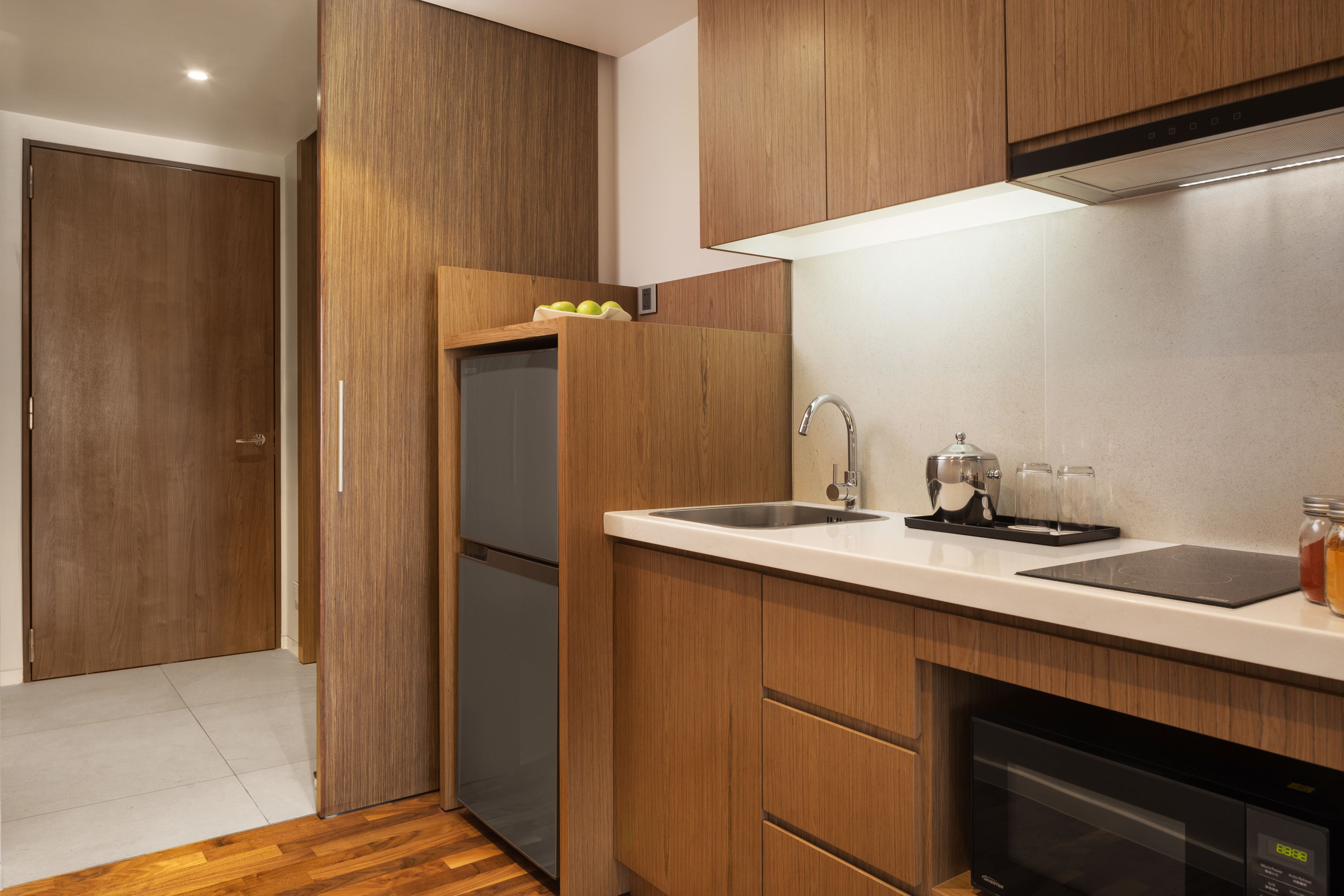 fridge, microwave, stovetop, coffee/tea maker