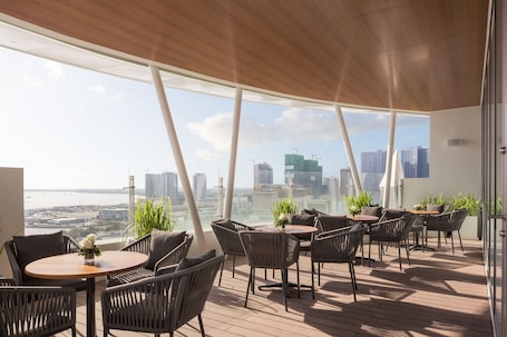 Restaurante al aire libre. Hotel Emion Phnom Penh