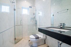 3 Bedrooms Villa  | Bathroom | Shower, free toiletries, hair dryer, slippers
