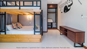 Quarto principal com cama de solteiro, futon e vista para a piscina.