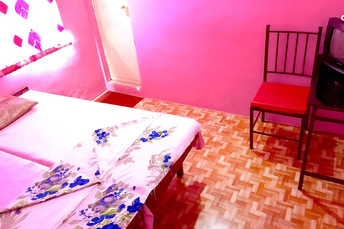 1 bedroom, premium bedding, in-room safe, desk