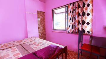 Basic Double or Twin Room | 1 bilik tidur, peralatan tempat tidur premium, peti besi dalam bilik