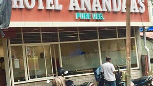 Ein Hotel namens "Hotel Anandas" mit einem Schild, das "Pure Veg" ausweist.