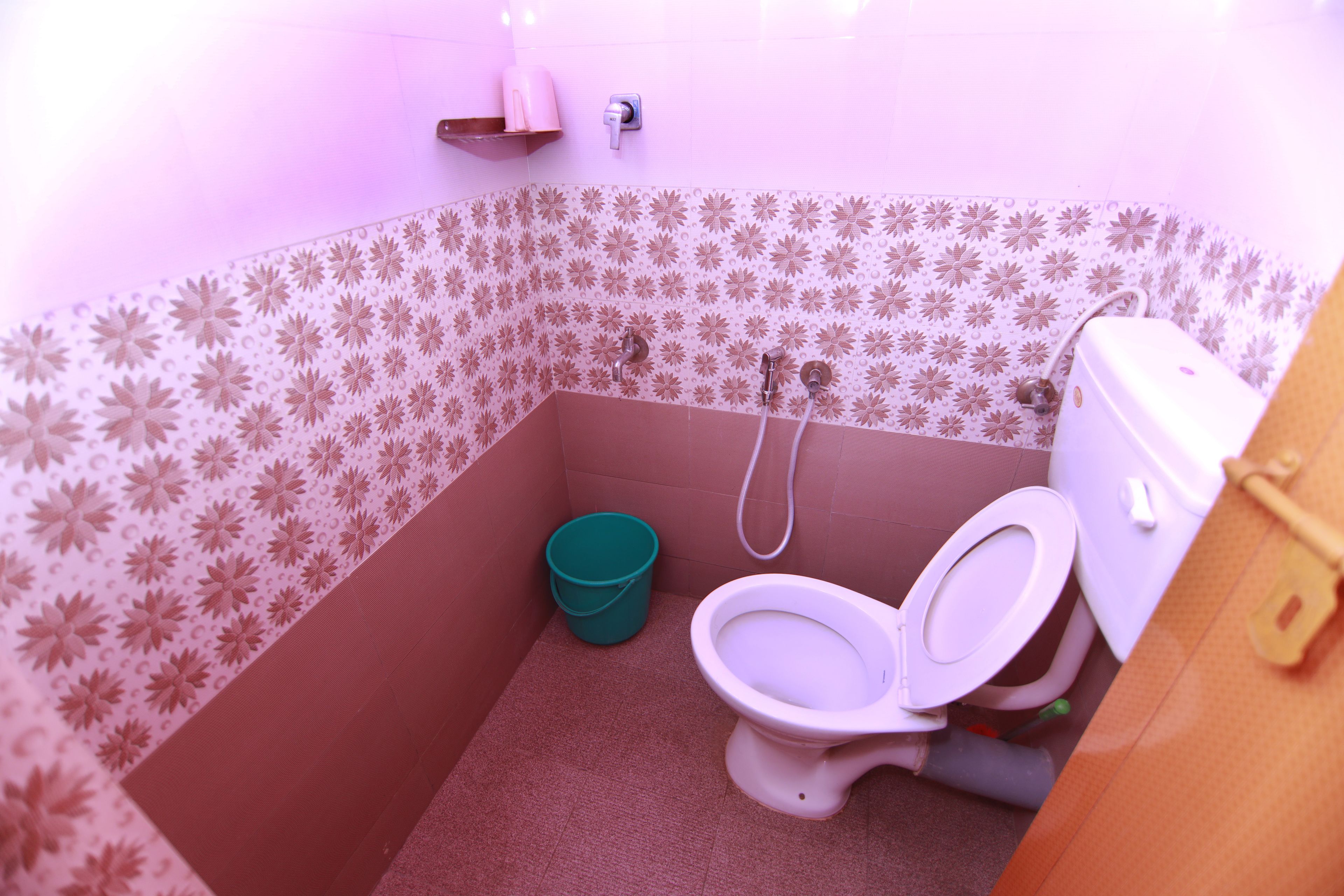 Ducha, cabezal de ducha tipo lluvia, batas, toallas