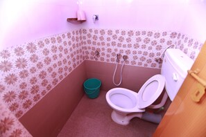 Shower, pancuran hujan, jubah mandi, dan handuk