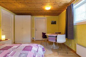3 bedrooms, iron/ironing board, free WiFi