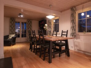 Dining - Idyllic Swedish house with lake view and 350 m private shoreline (Gräsmark)