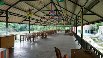 Melayani sarapan dan makan siang dengan sajian masakan internasional