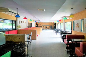 Frokost, lunsj og middag serveres, internasjonale retter 