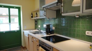 Een koelkast, een magnetron, een oven, een vaatwasser