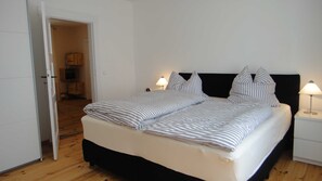 3 bedrooms, in-room safe, WiFi, bed sheets