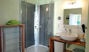 Dusche, Haartrockner, Handtücher