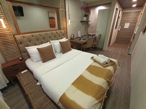 Estúdio tradicional, 1 cama Queen, para não fumantes, sacada | Roupas de cama antialérgicas, edredons de pluma