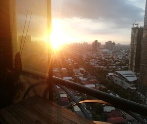 ห้องโรแมนติก, เตียงควีนไซส์ 1 เตียง, ปลอดบุหรี่, วิวเมือง | เครื่องนอนป้องกันสารก่อภูมิแพ้, ผ้านวมขนเป็ด