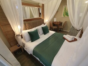 Estúdio com design assinado, 1 cama Queen, varanda, vista para o jardim | Roupas de cama antialérgicas, edredons de pluma