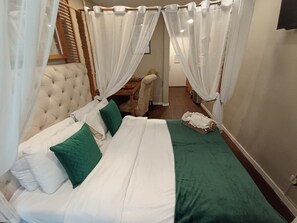 Estúdio tradicional, 1 cama Queen, para não fumantes, geladeira e micro-ondas | Roupas de cama antialérgicas, edredons de pluma