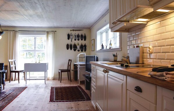 Kylskåp, mikrovågsugn, spishäll och kaffe- och tebryggare