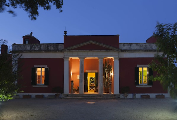 Front of property – evening/night - Villa Urso BedWine (Lecce)