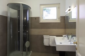 Deluxe Studio | Bathroom | Shower, rainfall showerhead, free toiletries, hair dryer - Villa Urso BedWine (Lecce)