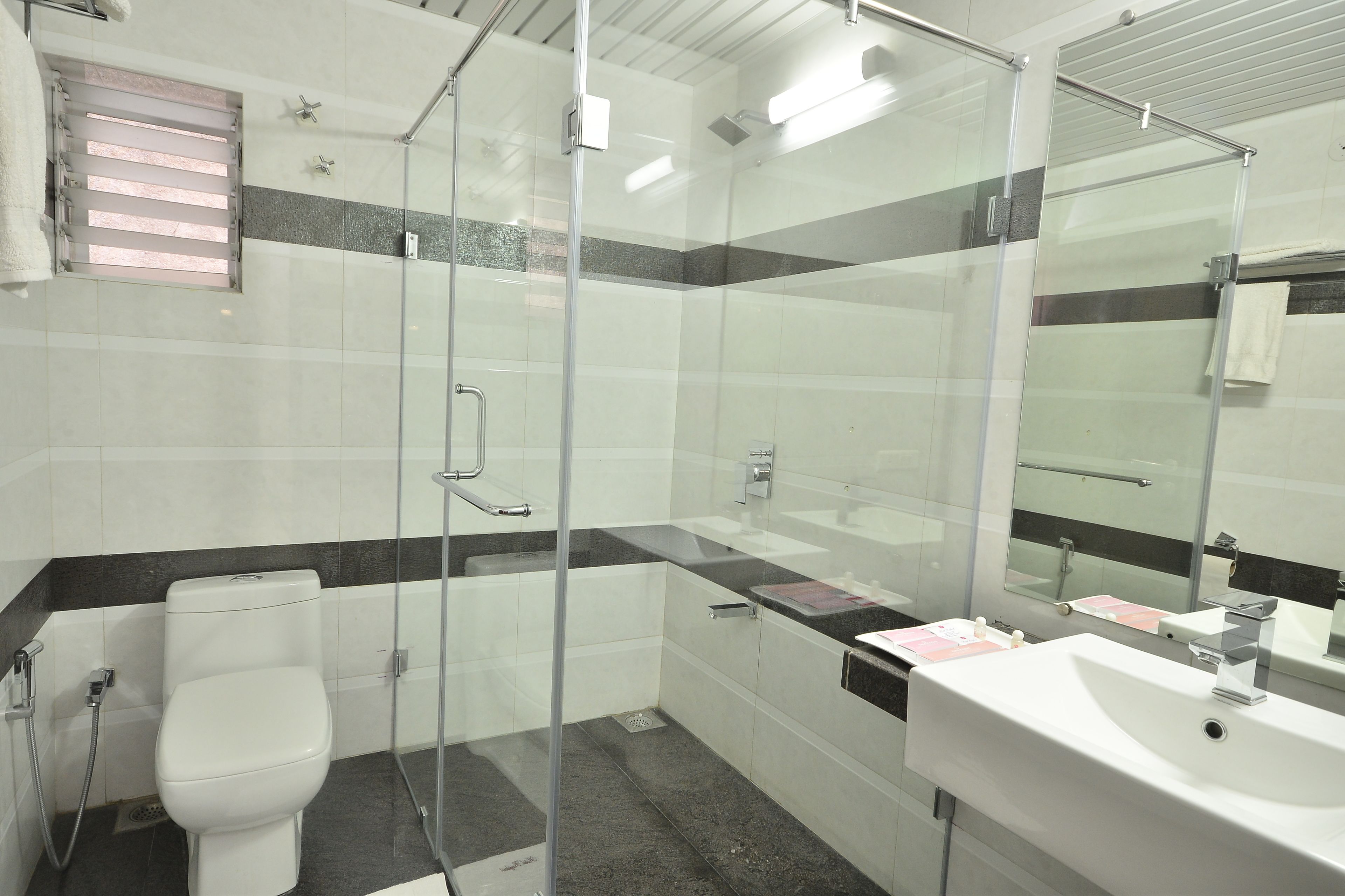 Chambre supérieure double, 1 très grand lit | Salle de bain | Douche, articles de toilette (gratuits), serviettes fournies