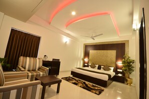 Superior Double Room, 1 King Bed | Minibar, in-room safe, desk, blackout drapes