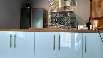 Kühlschrank, Mikrowelle, Ofen, Herdplatte