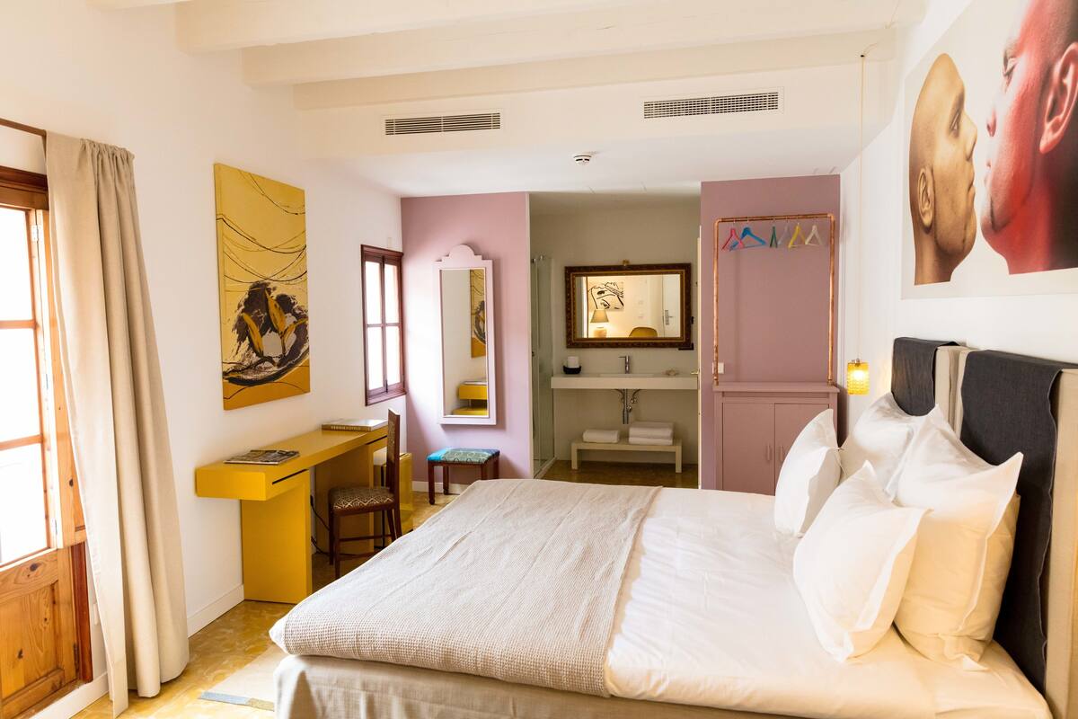 Quarto casal, vista para a cidade | Frigobar (abastecido com alguns itens grátis), cofres nos quartos
