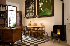 Desayuno con opciones de la cocina local incluido todos los días 