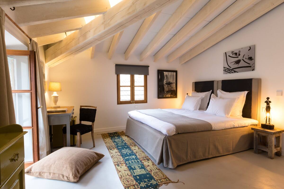 Quarto casal luxo | Frigobar (abastecido com alguns itens grátis), cofres nos quartos
