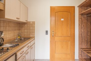 Kühlschrank, Mikrowelle, Herdplatte, Wasserkocher mit Kaffee-/Teezubehör