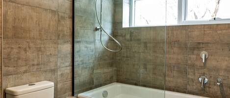 Appartement Penthouse luxueux, 4 chambres | Salle de bain | Ensemble baignoire-douche, articles de toilette (gratuits)