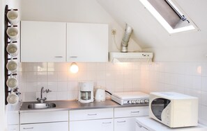 Refrigerador, microondas, parrilla de estufa y cafetera y tetera 