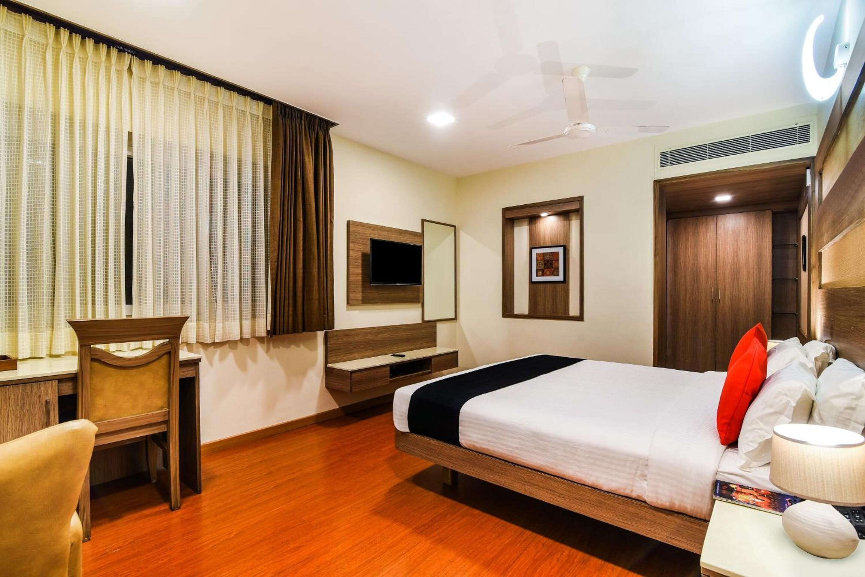 1 غرفة نوم وأغطية فراش متميزة وميني بار وخزنة داخل الغرفة