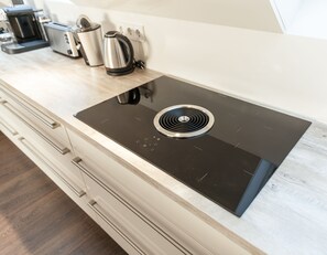 Refrigerador, microondas, horno, placa de cocina